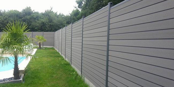 Délimitez votre jardin avec une clôture PVC design et sur mesure
