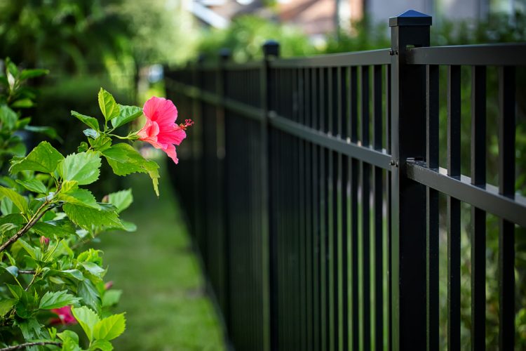 Comment installer une clôture dans son jardin ?